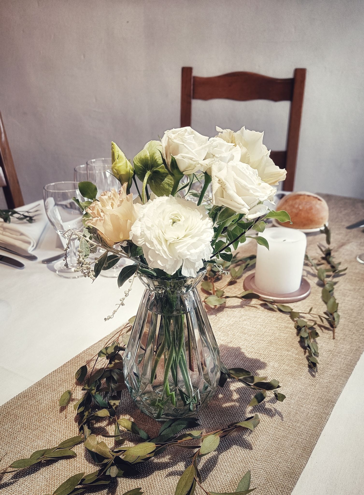 Mariage nature lin centre table bouquet blanc vert